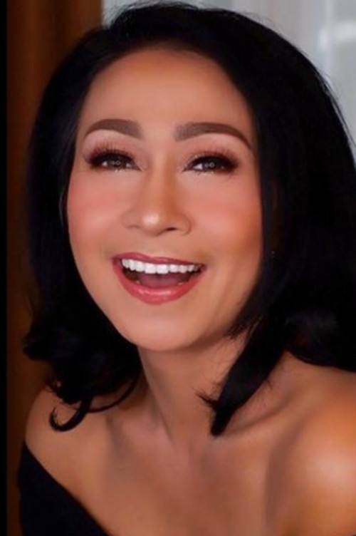 Dini Vitri as Perempuan dalam antrian