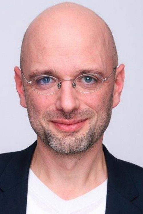 Kilian Riedhof as Bankangestellter