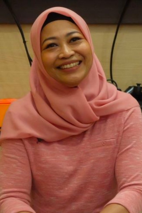 Brilliana Desy Dwinawati as Aunt Saidah