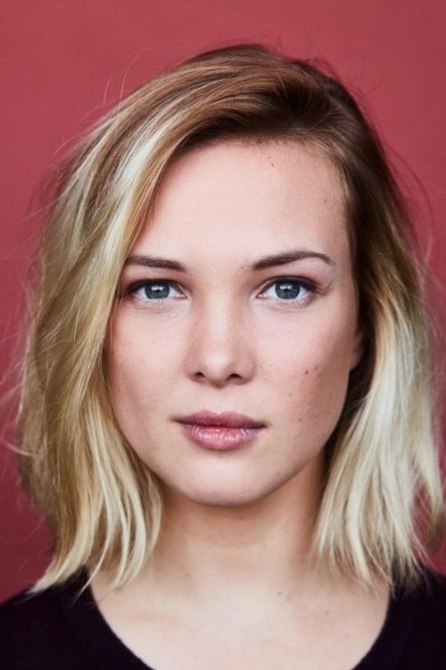 Floriane Bibauw as Petra