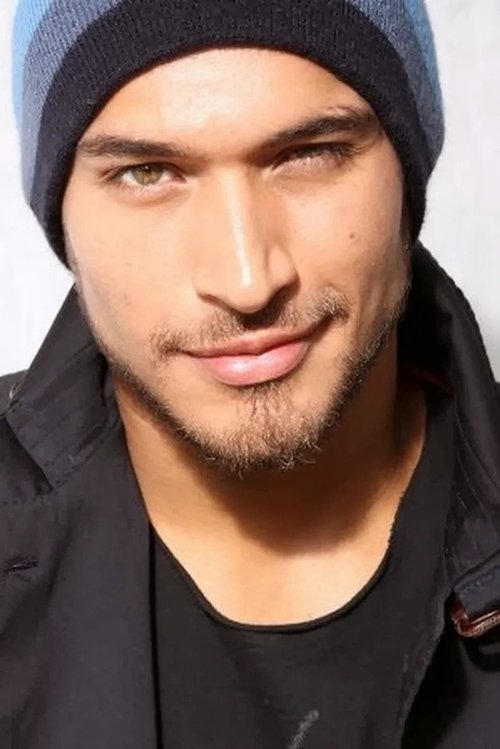 Édgar Vittorino as Rei