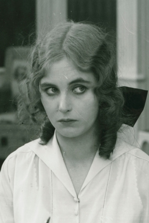 Lilly Cronwin as Dyhre's housemaid