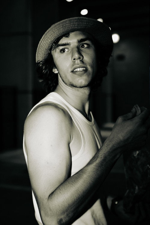 Oscar Cormier-Bourdin as Oscar, le bassiste/chanteur