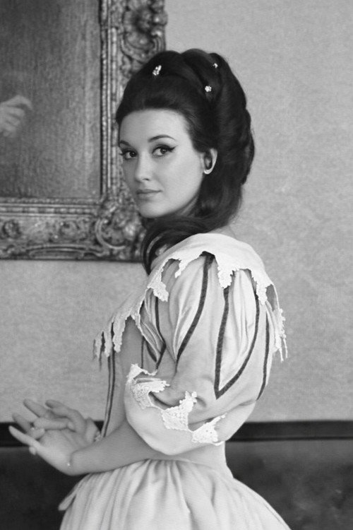 Alberte Aveline as Lucienne Homenides de Histangua