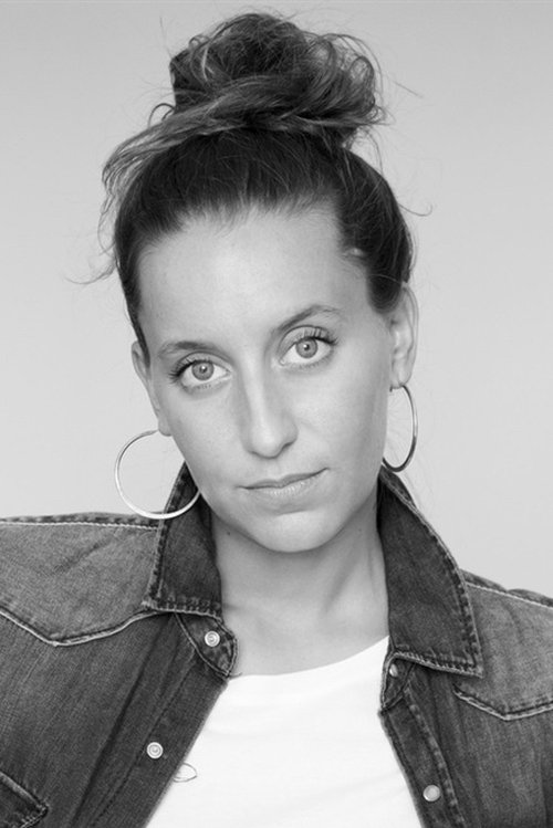 Anaïs Volpé as Pia