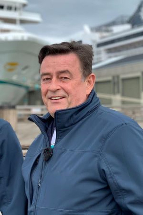 Thomas Gleiss as Kreuzfahrtdirektor Thomas Gleiss