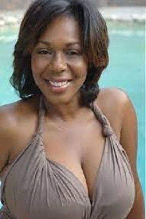 Shoneji Loraine as Mamie