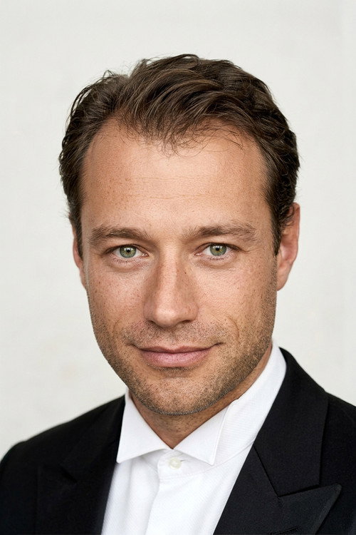 Sinan Sümer as Hakan