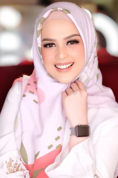 Cut Meyriska as Susan