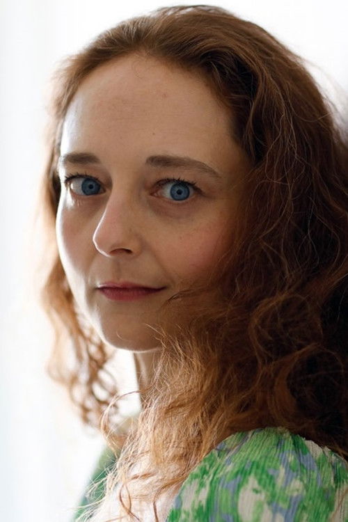 Maya Sarac as La dame à l'ombrelle jaune