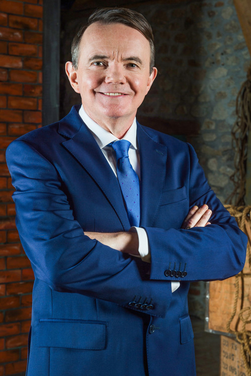 Barry O'Sullivan as Himself - Dragon