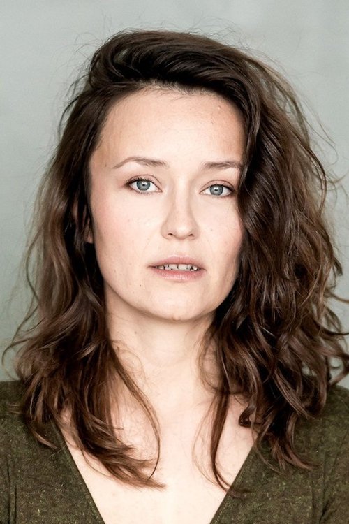 Tinka Fürst as Jools