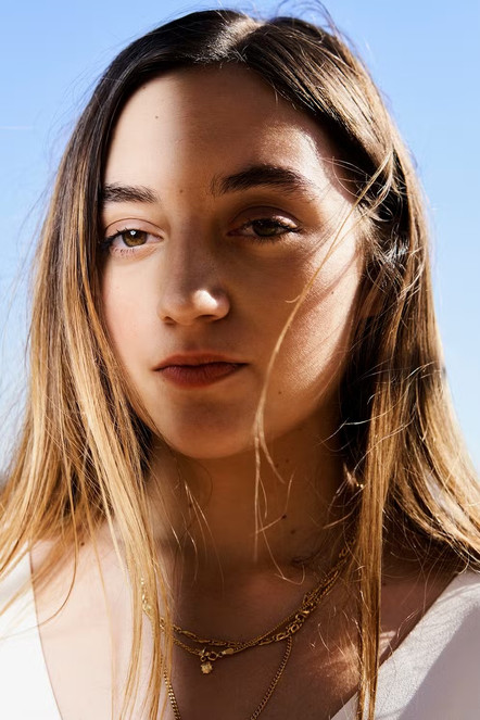 Luàna Bajrami as Sophie