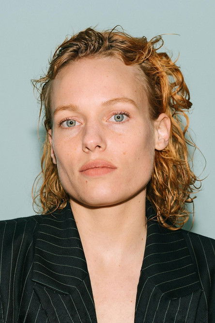 Julia Franz Richter as Carla