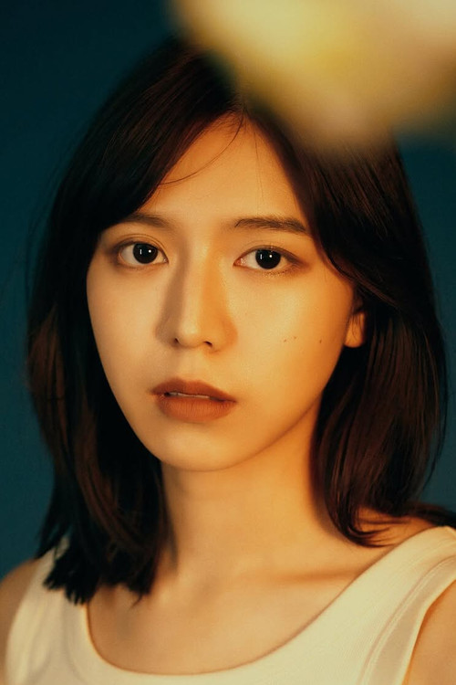 Emilia Chen as Kelly Lin