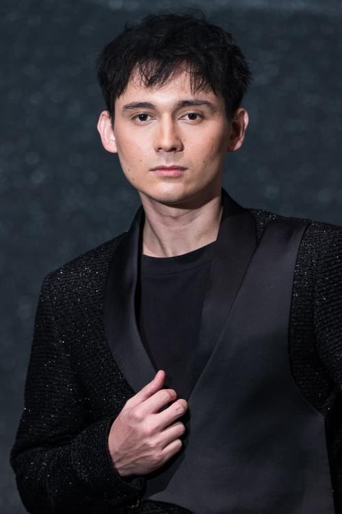 Alexzander Wlan as Handaru