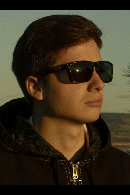 Mario Ortiz as Oficial de policía