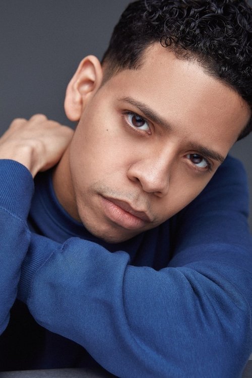 Ninton Sánchez as Becario