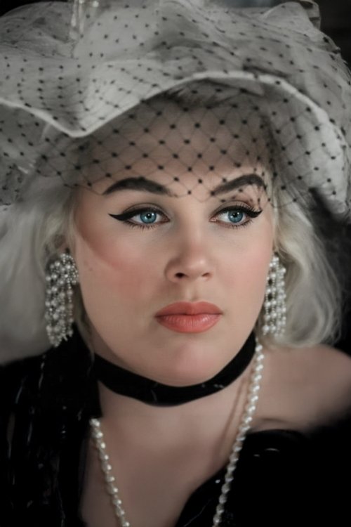 Üftade Kimi as Asuman