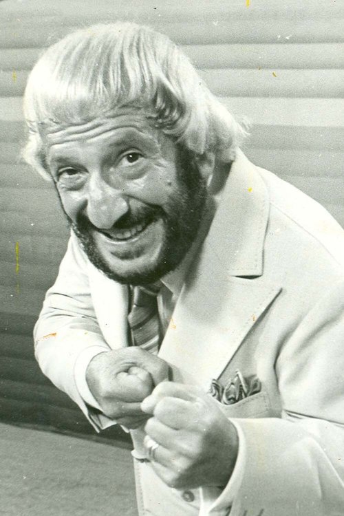 Martín Karadagián as Curtis