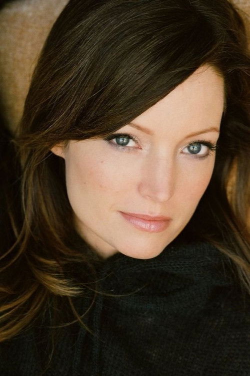 Avery Clyde as Kelly's Mom