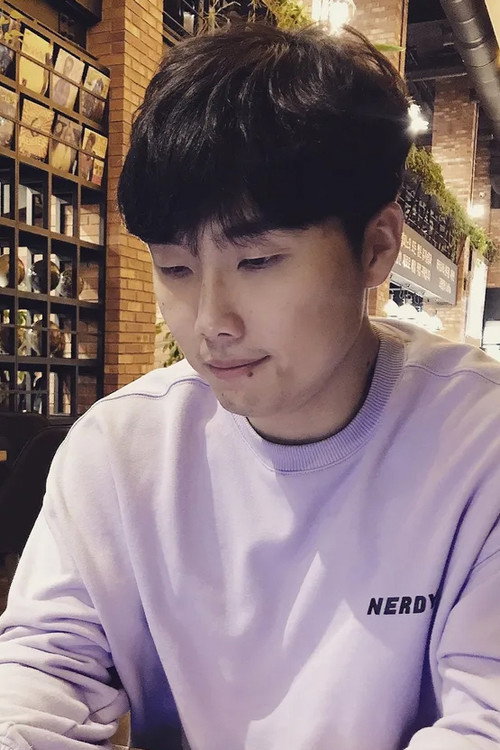 Jeong Ui-han as Referee (voice)