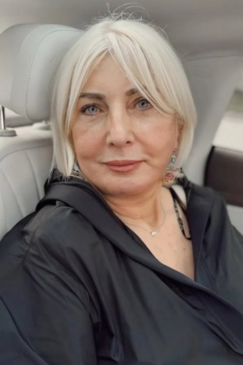 Selma Arıkan as Aheste