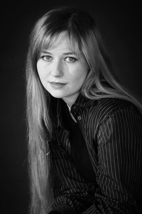 Livvy Hill as Máire