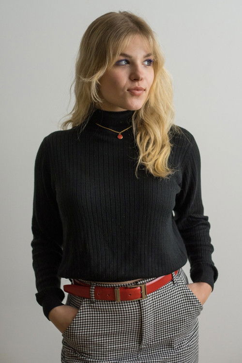 Isabella Siska as Blonde