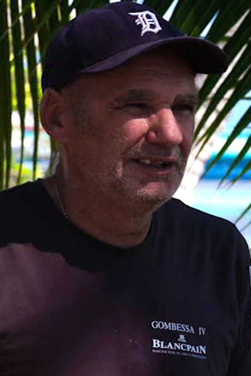 Yann Hubert as Self - Chef opérateur sous-marin (Gombessa)