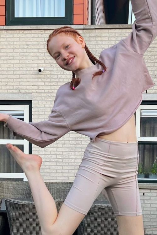 Ylse Ringeling as Elvie
