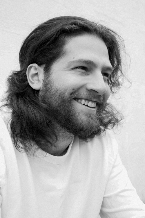 Alec Pronovost as Intervieweur (voix)