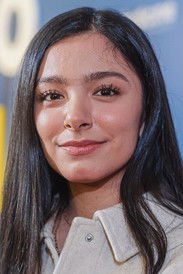 Berenice Jonguitud as Oly