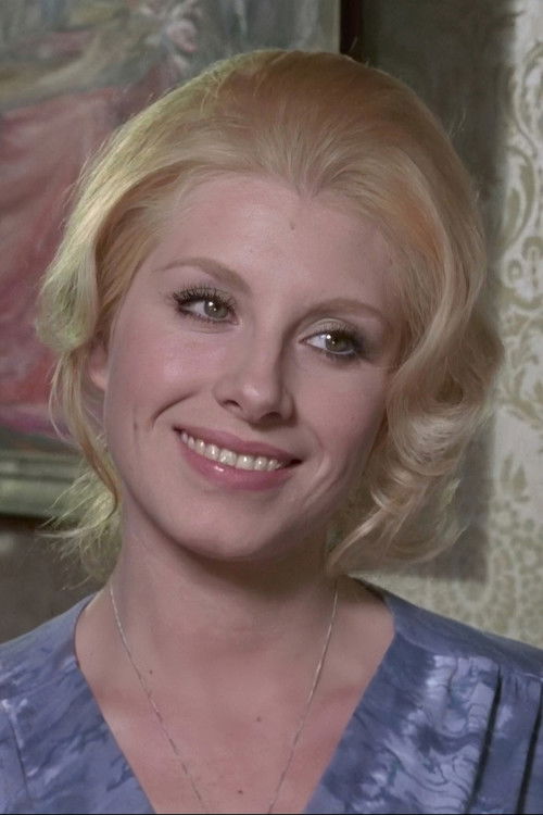 Claudia Islas as María