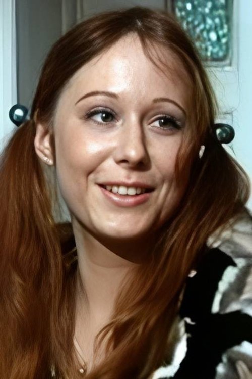 Marina Blümel as Lil