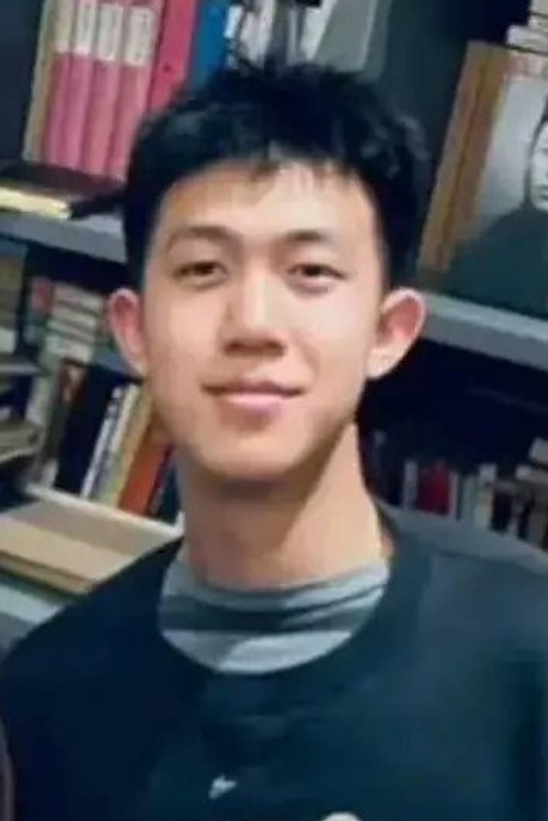 Jiang Mahu as Student