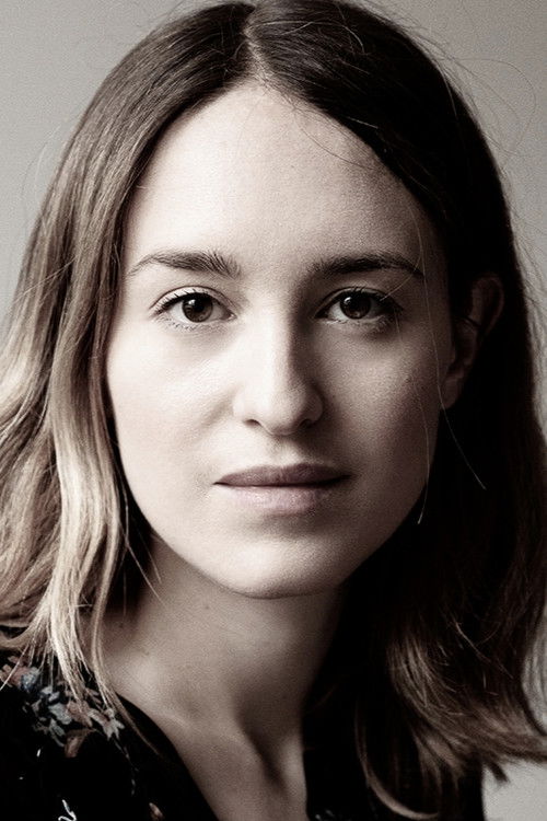 Julia Mugnier as Assistante galerie