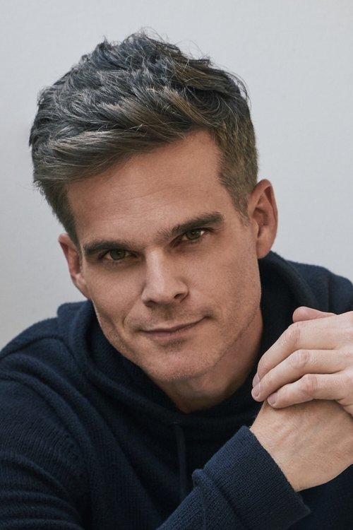 Greg Rikaart as Leo Stark