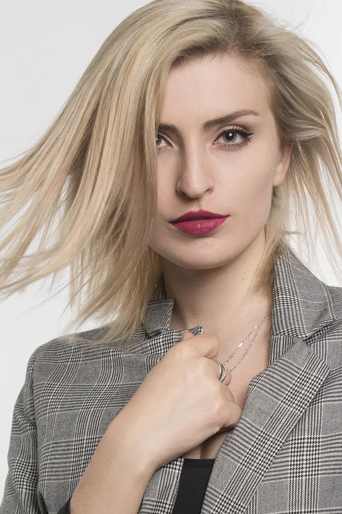 Zina Blahusova as Hai Tang