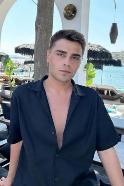 Emrecan Yamaç as Emrecan Yamaç