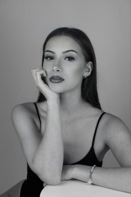 Manon Couttier as Emy