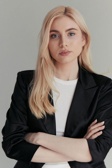 Grace Wethor as Elizabeth Bolten