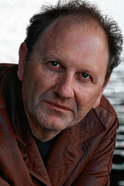 Douglas Wolfsperger as Pfarrer