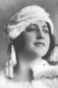 Tora Carlsson as Ellusha