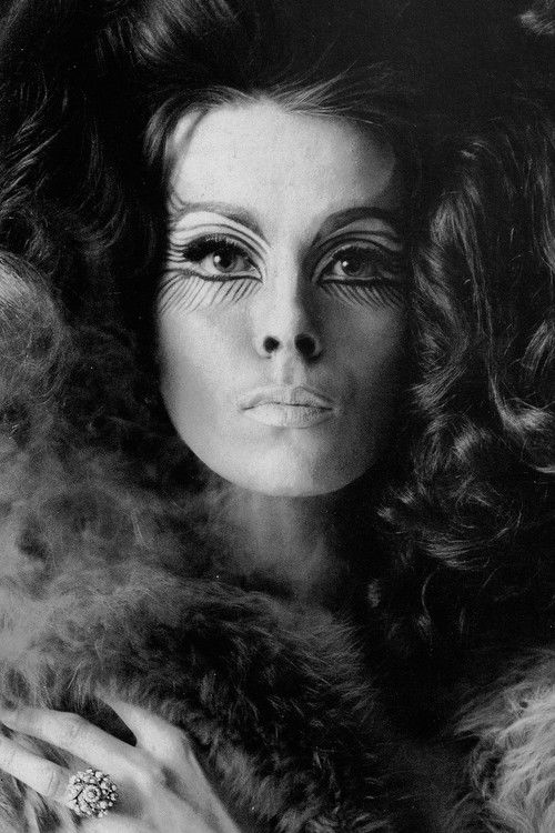 Susanne Widl as Anna