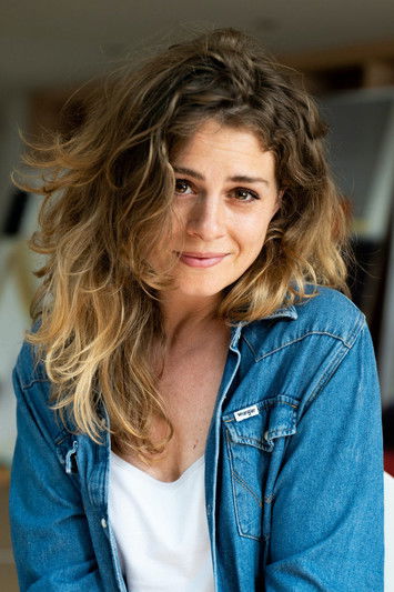 Jamie Bouwmeester as Mama Lobke