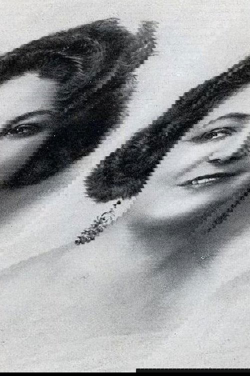 María Gámez as Capitana