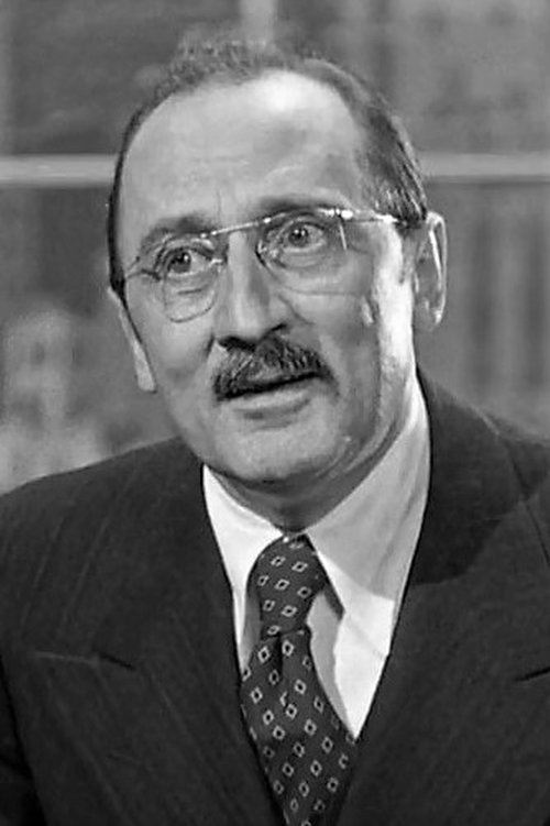 Jean Del Val as Hairdresser