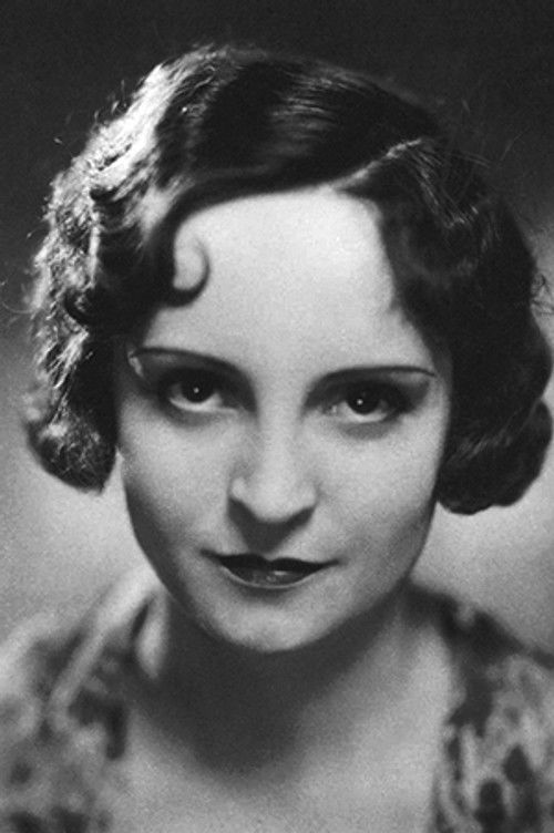 Marcelle Romee as Leslie Bennett