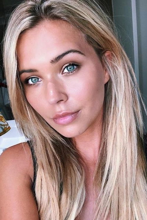 Sandra Kubicka as Mother